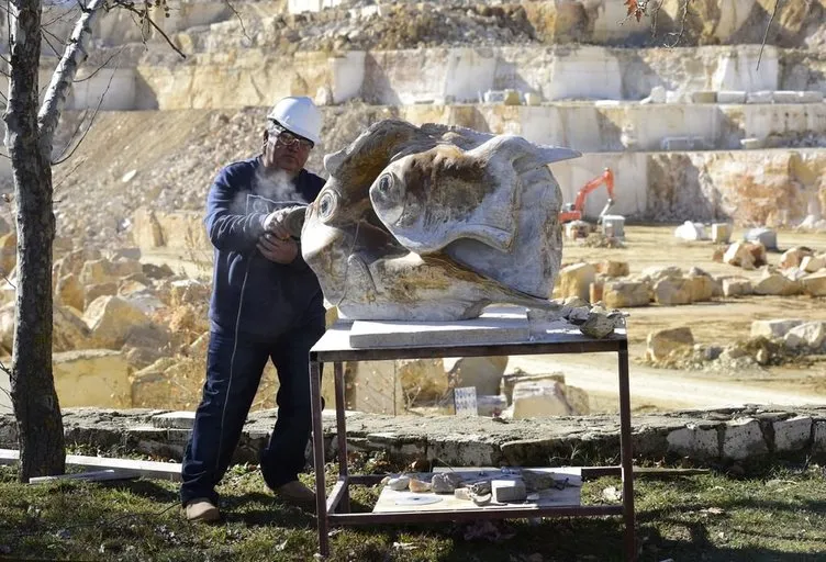 Suriyeli heykeltıraş sanatını mermer ocağında yaşatıyor
