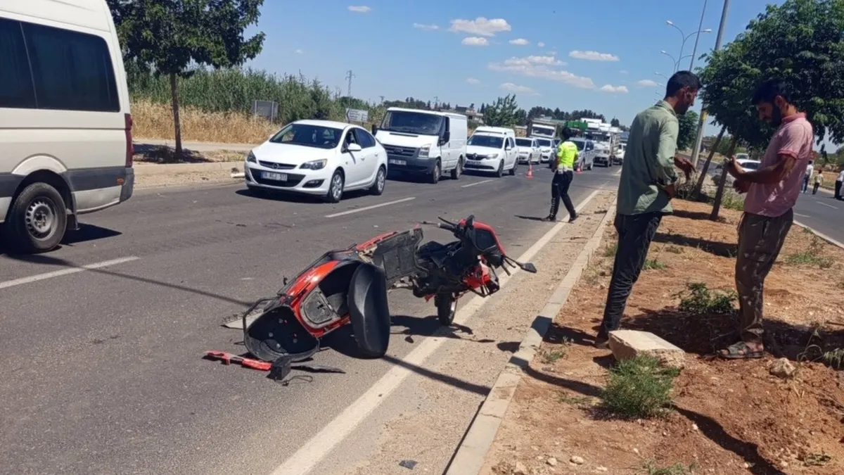 Akçakale'de meydana gelen trafik kazasında yaralanan motosiklet sürücüsüne sağlık ekipleri müdahale ediyor.
