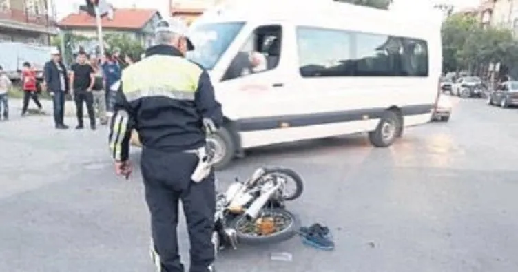 Motosiklet polis aracıyla çarpıştı