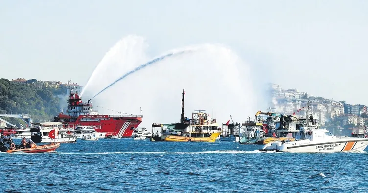Boğaz’da saygı geçişi