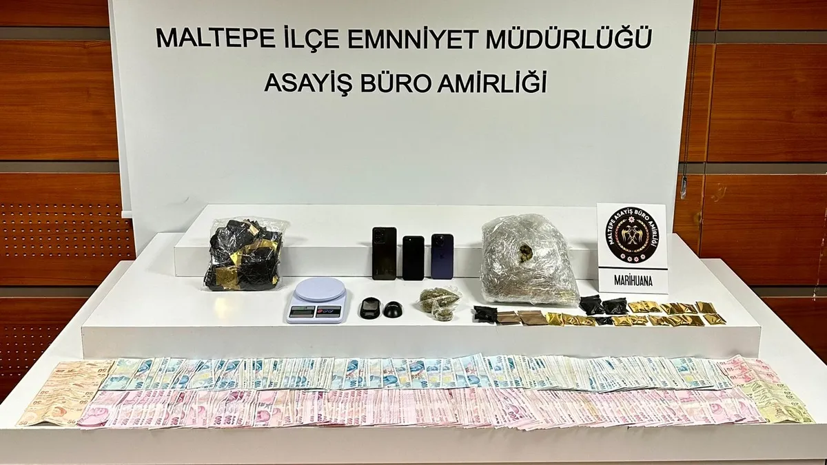 Uyuşturucuları satarken suçüstü yakaladılar – Yaşam Haberleri Uyuşturucuları satarken suçüstü yakaladılar – Yaşam Haberleri