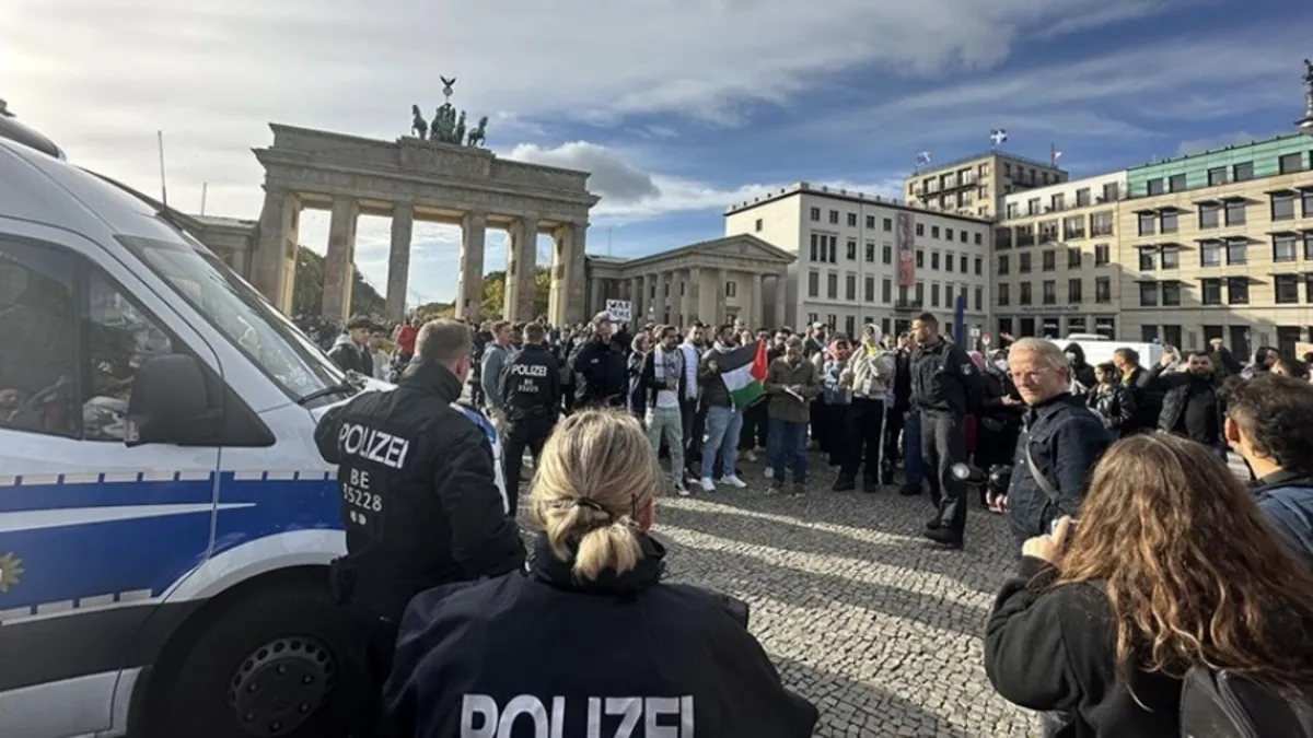Brandenburg Kapısı’nda Filistin’e destek eylemi Brandenburg Kapısı’nda Filistin’e destek eylemi