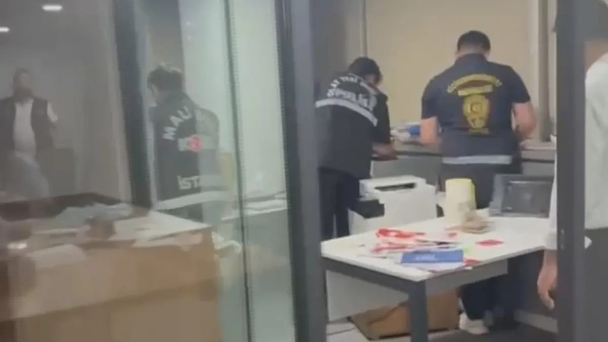 Polis ekipleri Ahbap Derneği’nin İstanbul ofisinde arama yaptı Polis ekipleri Ahbap Derneği’nin İstanbul ofisinde arama yaptı