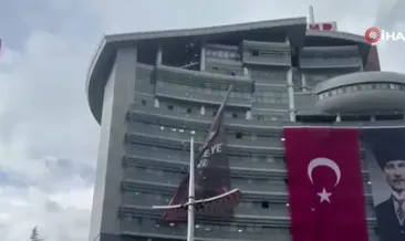 Kılıçdaroğlu destekçileri, Özgür Özel’in parti binasındaki asılı afişini indirdi