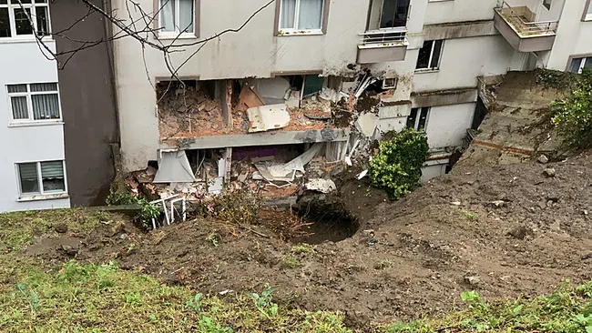 rizedeki-heyelanda-yaralanan-zeki-duvarlar-yikilmisti-1732089725287.jpeg