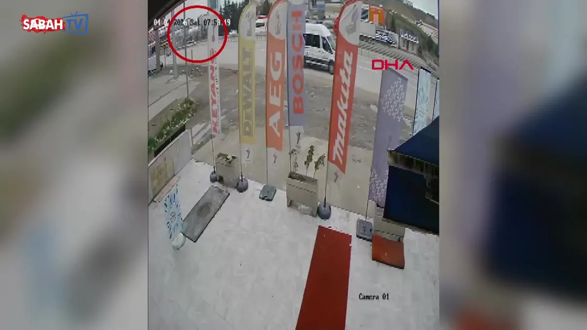 Ankara’daki minibüs kazasında 5 kişi ölmüştü! Kaza anı kamerada | Video videosunu izle Ankara’daki minibüs kazasında 5 kişi ölmüştü! Kaza anı kamerada | Video videosunu izle