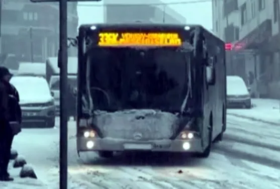 iett-otobusu-karli-yolda-kaydi-duraktaki-yolcular-panik-yasadi-1739284524218.jpg