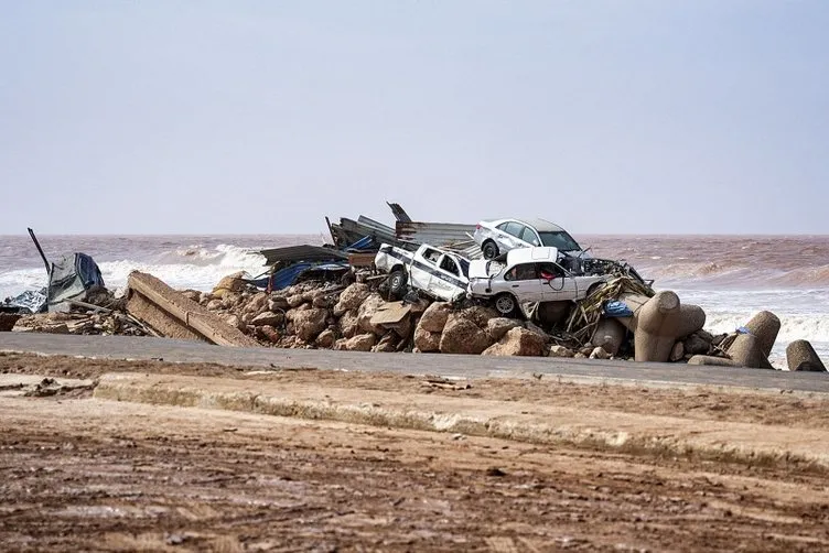 Libya’daki felaketin en korkunç görüntüleri! Sel böyle geldi: Cesetler Akdeniz'e sürükleniyor!