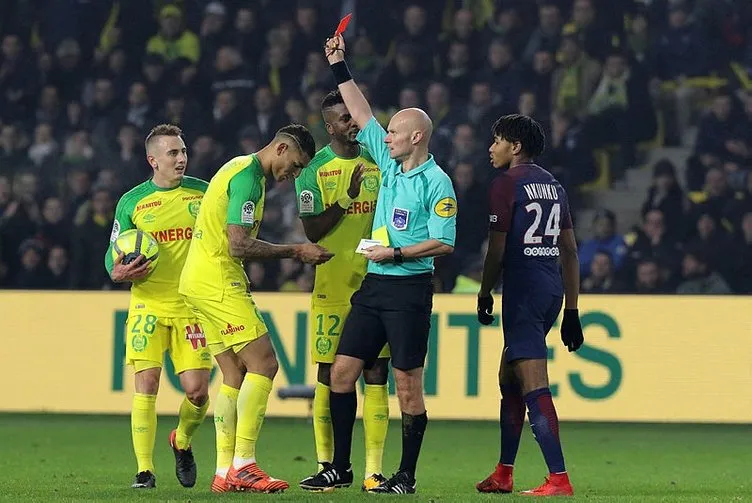 Nantes - PSG maçının hakemi Tony Chapron’dan olay hareket