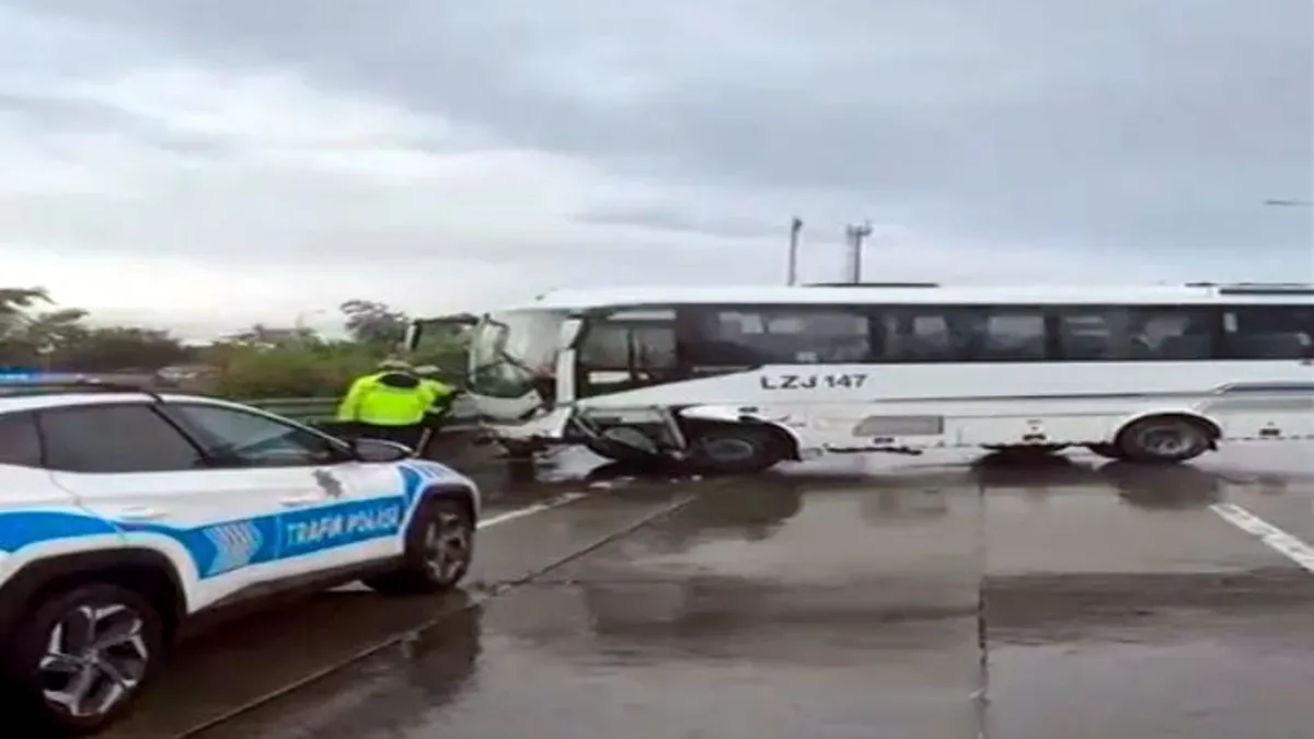 Eyüpsultan’da kontrolden çıkan servis aracı kaza yaptı! 3 yaralı Eyüpsultan’da kontrolden çıkan servis aracı kaza yaptı! 3 yaralı