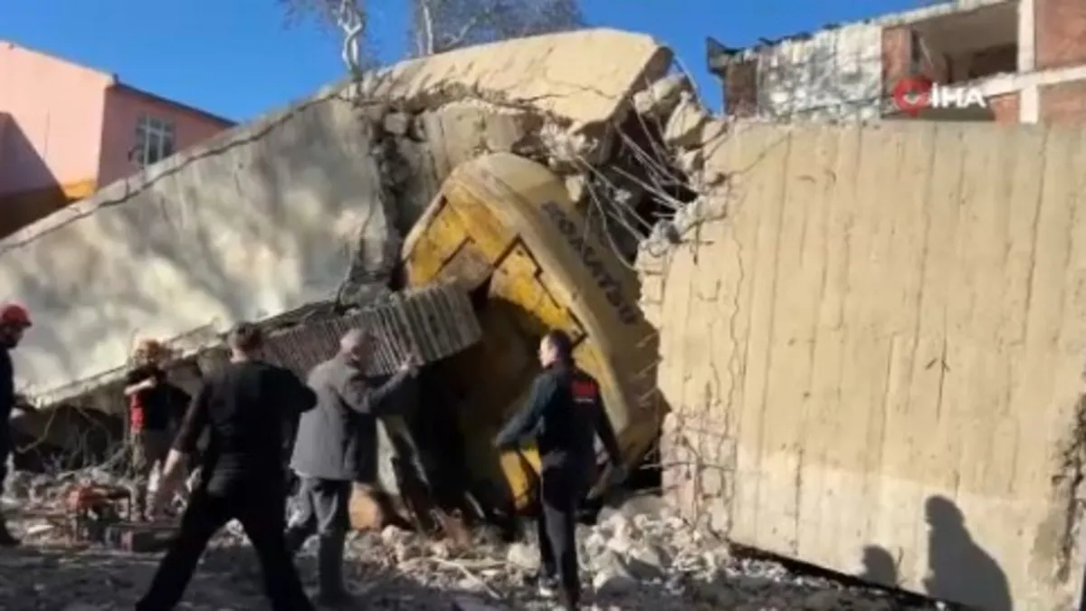 Uşak’ta bina iş makinesinin üzerine çöktü: Operatör göçük altında kaldı! Uşak’ta bina iş makinesinin üzerine çöktü: Operatör göçük altında kaldı!