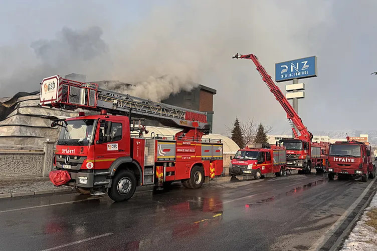 Son dakika: Kayseri’deki mobilya fabrikasında yangın: 3 kişi öldü!