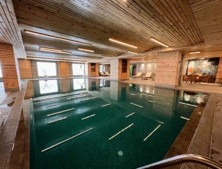 SON DAKİKA: Grand Kartal Otel’in gecelik fiyatı 38 bin TL! İşte otelin yangından önceki görüntüleri! Ahşap detayı ve ihmal iddiası!