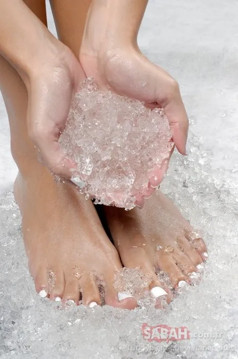 Ayaklar için buzlu su banyosu