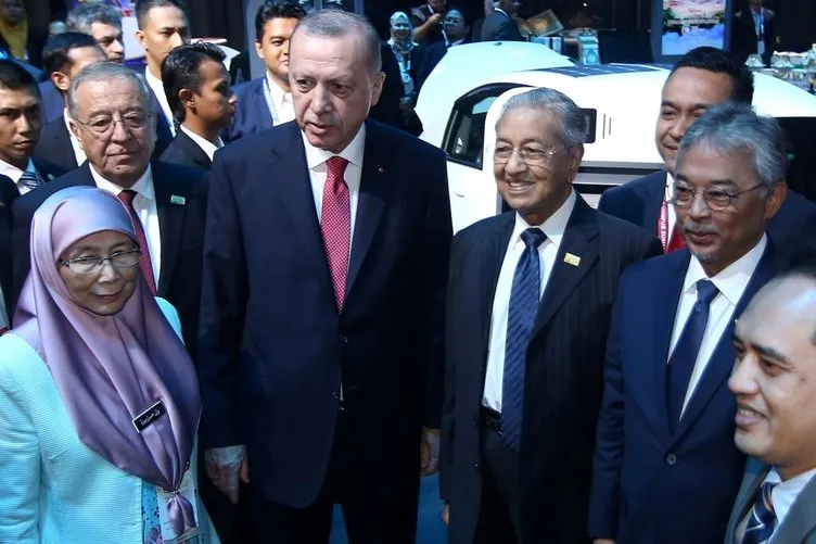 Başkan Erdoğan Kuala Lumpur'da! Oturumun ardından sergi alanını gezdi