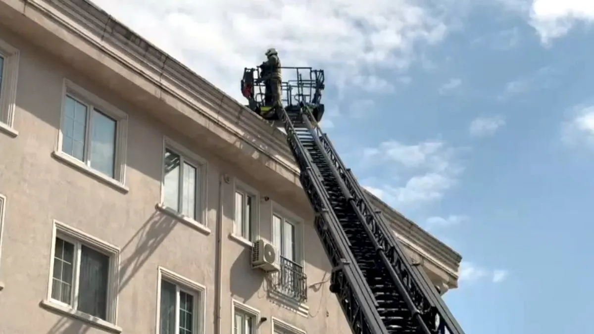 İstanbul Şişli'de faciadan dönüldü: Yalnız yaşadığı evi ateşe verdi!