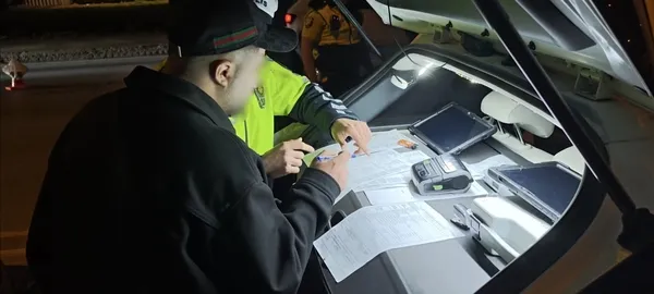 kadikoyde-akillara-durgunluk-veren-olay-polis-uygulamasindan-ters-yone-girerek-kacmaya-calisti-panik-atagim-va-1779968538762.jpg