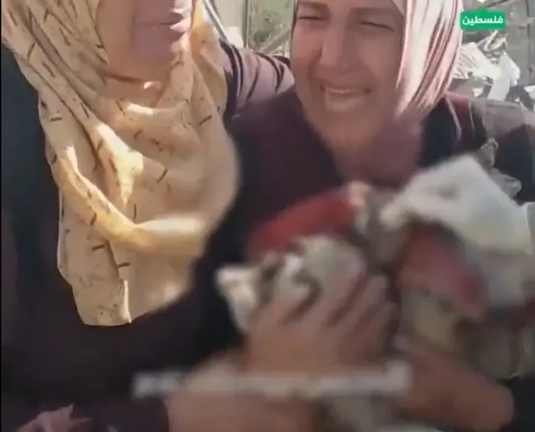 Gazze zulmünün içler açısı görüntüleri: Filistinli anne yürekleri yaktı! Oğlunun kemiklerine sarıldı