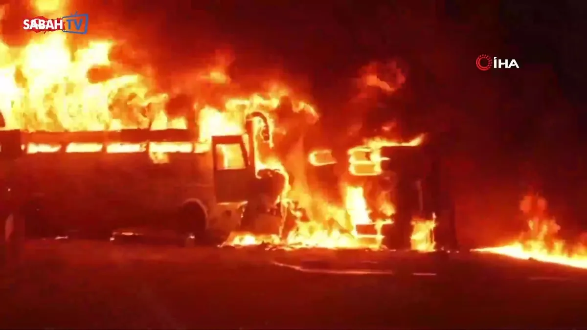 Hindistan'da feci kaza! Yolcu otobüsü ile kamyon kafa kafaya çarpıştı: 13 kişi öldü! | Video