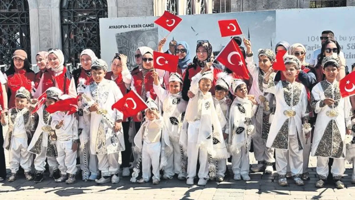 Taksim’den Ayasofya’ya geleneksel sünnet şöleni Taksim’den Ayasofya’ya geleneksel sünnet şöleni