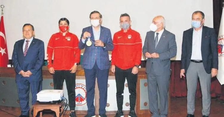 Şampiyon boksör Busenaz ve hocası altınla ödüllendirildi
