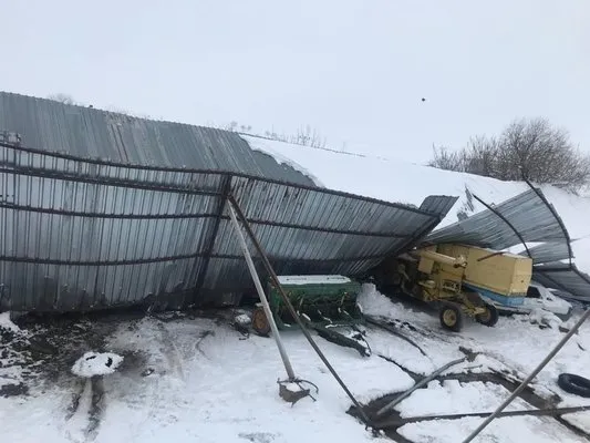 Yoğun kar yağışında mandıranın çatısı çöktü