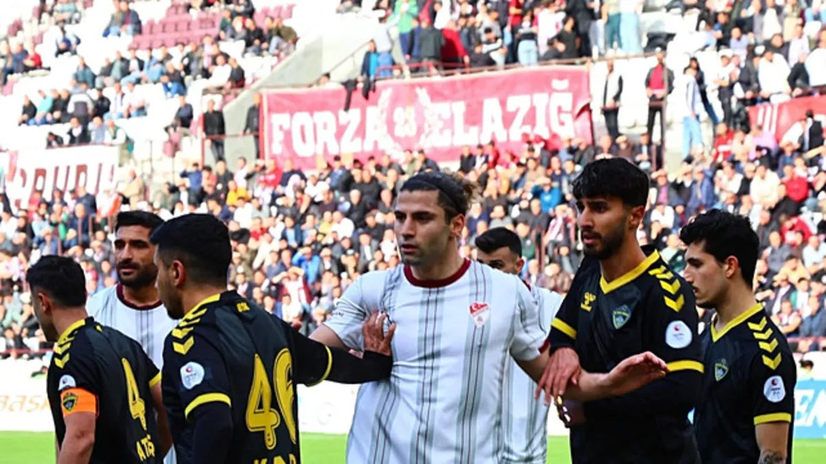 Elazığspor 14 futbolcusuyla yollarını ayırdı! Elazığspor 14 futbolcusuyla yollarını ayırdı!