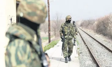 Bir elinde silah diğerinde sopa!