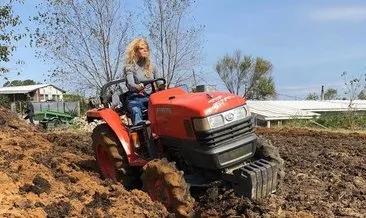 Mazhar Alanson’un eşi Biricik Suden traktör üstünde tarla sürdü! İşte Biricik Suden’in organik tarım aşkı...