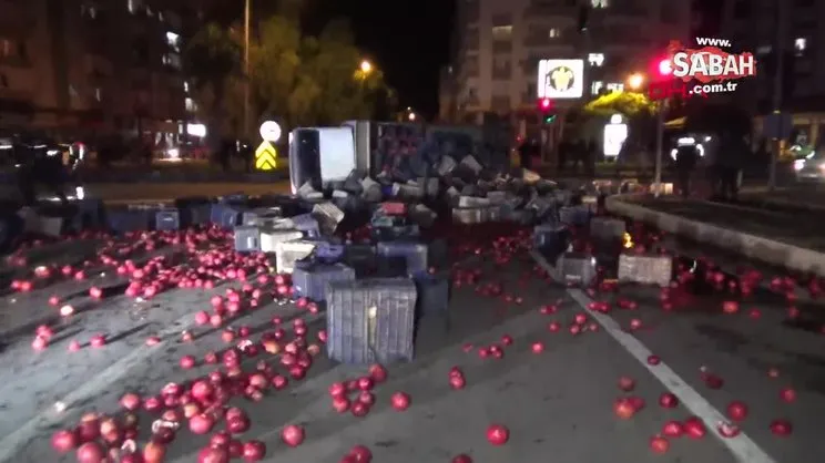 Nar yüklü kamyon kavşağa devrildi: 4 yaralı