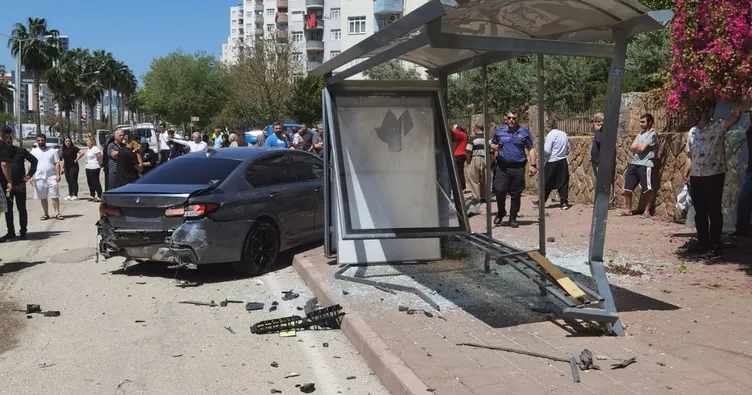 Lüks otomobil durağa çarptı: 7 yaralı