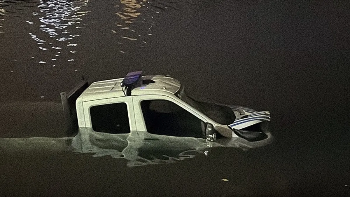 Kaza yapan zabıta aracı denize düştü