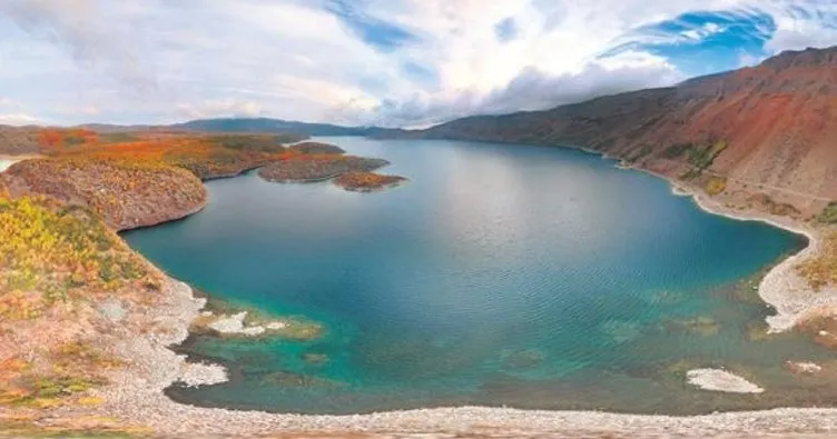 Nemrut Krater Gölü’nde sonbahar güzelliği