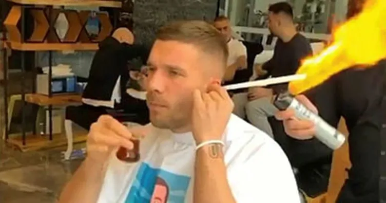 Podolski’nin berber koltuğunda çay keyfi!