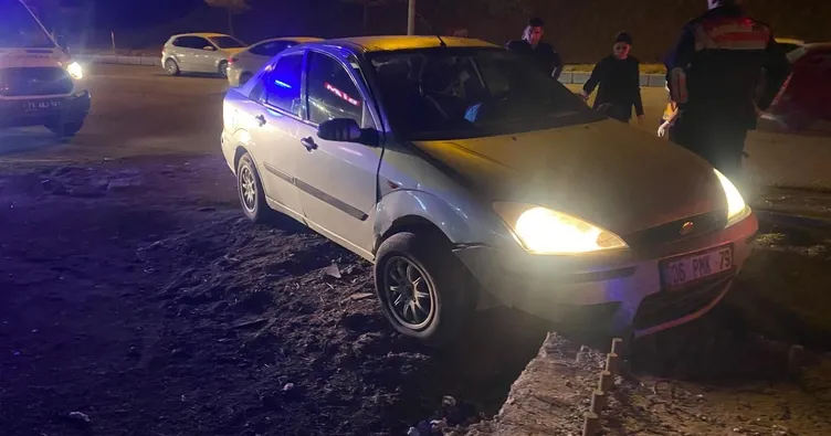 Otomobil beton refüje çarptı! 4 yaralı