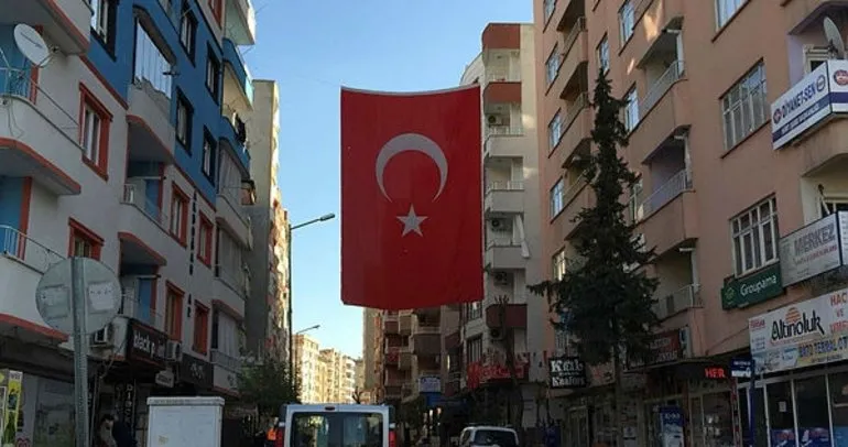 Siirtlilerden Zeytin Dalı Harekatına bayraklı destek