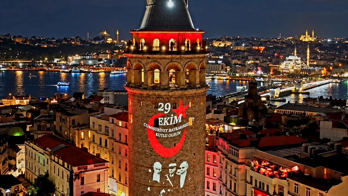 Cumhuriyet’in 103 yıllık ışığı Galata Kulesi’ni aydınlattı!