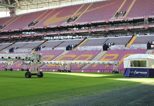Galatasaray hibrit çime geçti