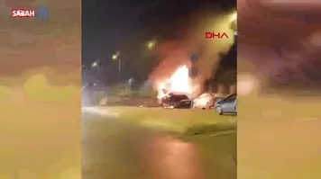 Seyir halindeki otomobil, park halindeki araçlara çarptıktan sonra alev aldı! | Video