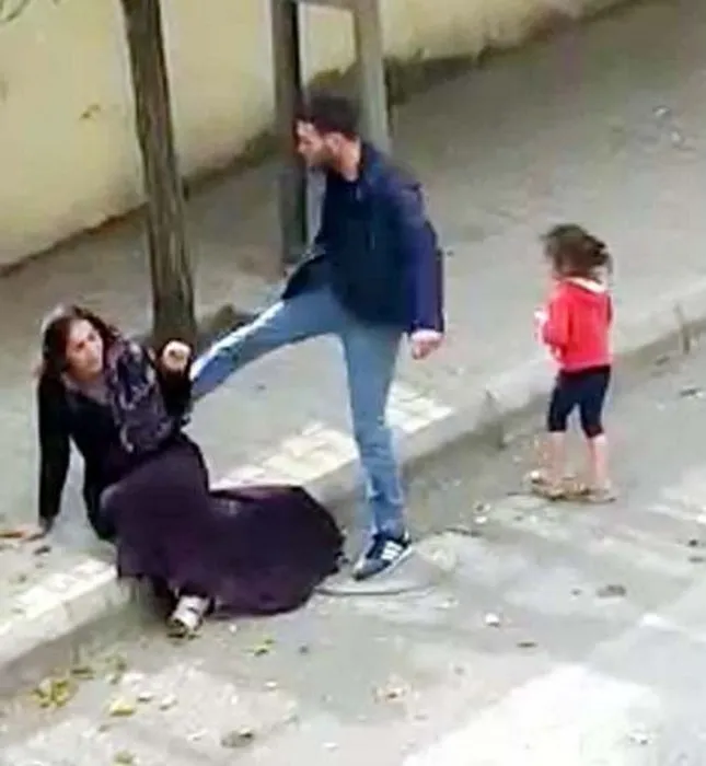 Sokak ortasında eşini döven koca tutuklandı