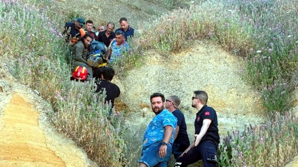Çatalca'da yamaç paraşütü kazası sonrası yaralıya müdahale.