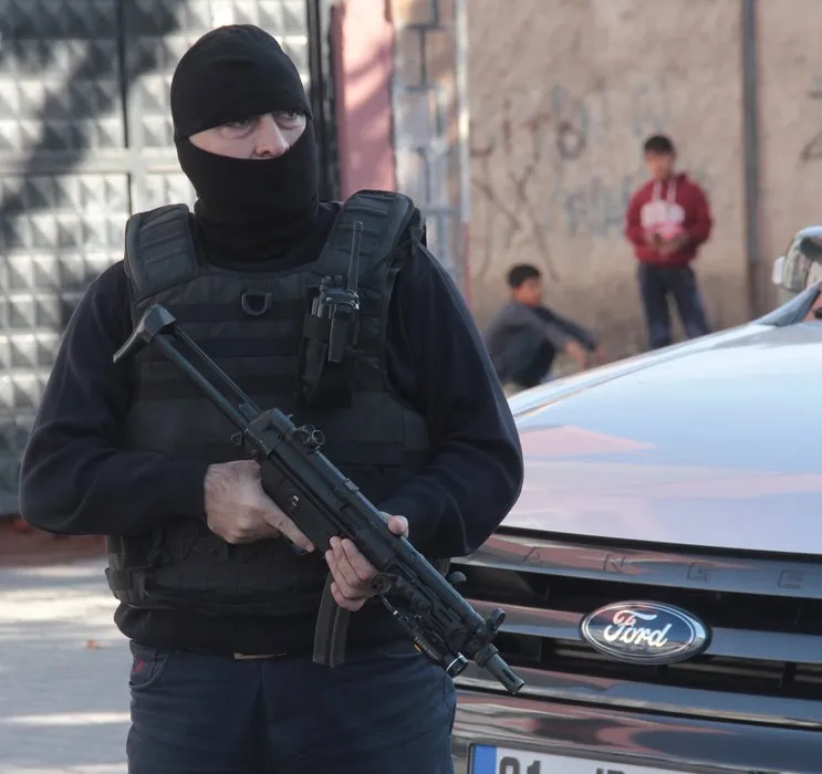 PKK’nın korsan gösteri yaptığı mahallelerde operasyon