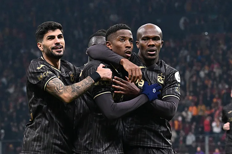 Son dakika haberleri: Galatasaray - Trabzonspor maçında olay pozisyon! Eren Elmalı’nın topu dışarıdan mı geldi? Uğurcan - Mendy gerginliğİ...