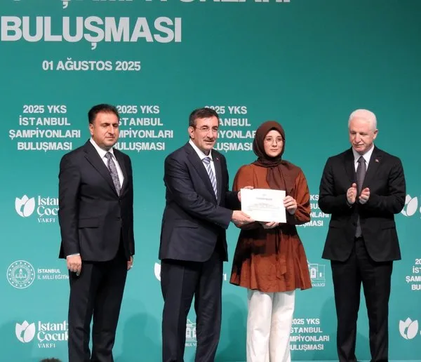 2025-yks-istanbul-sampiyonlari-bulusmasinda-basarili-ogrenciler-biraraya-geldi-1754064784232.jpg