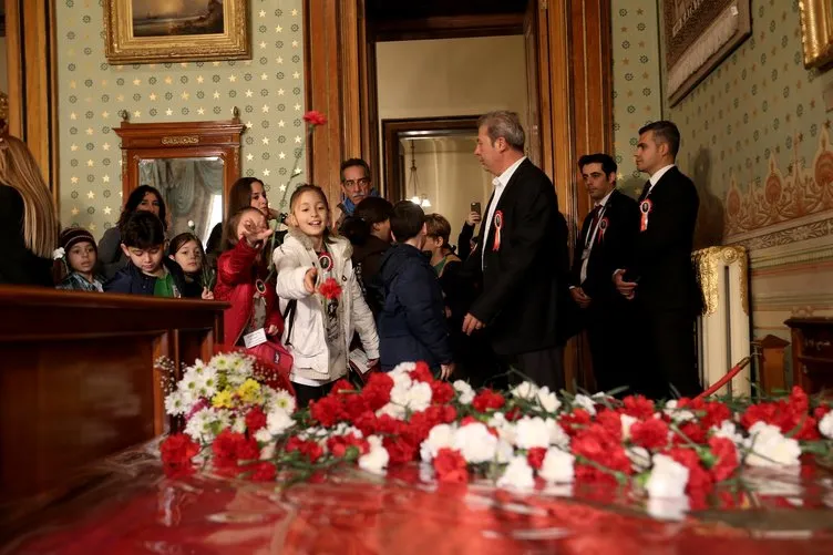 Atatürk'ün Dolmabahçe Sarayı'ndaki odasında tören