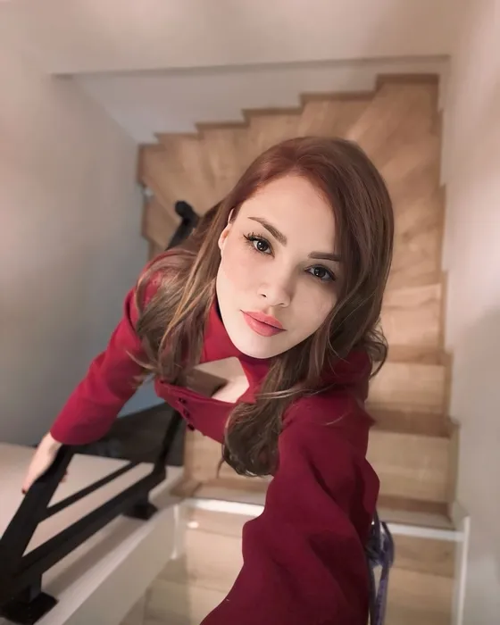 46 yaşındaki Mine Tugay’ın iddialı pozlarına yorum yağdı! Verdiği cevapla gündeme oturdu: Şeklimi beğenmediyseniz...