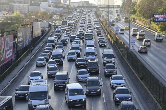 istanbul-bayram-sonrasi-bildiginiz-gibi-ilk-is-gununde-trafik-yuzde-65-1713163243888.jpg