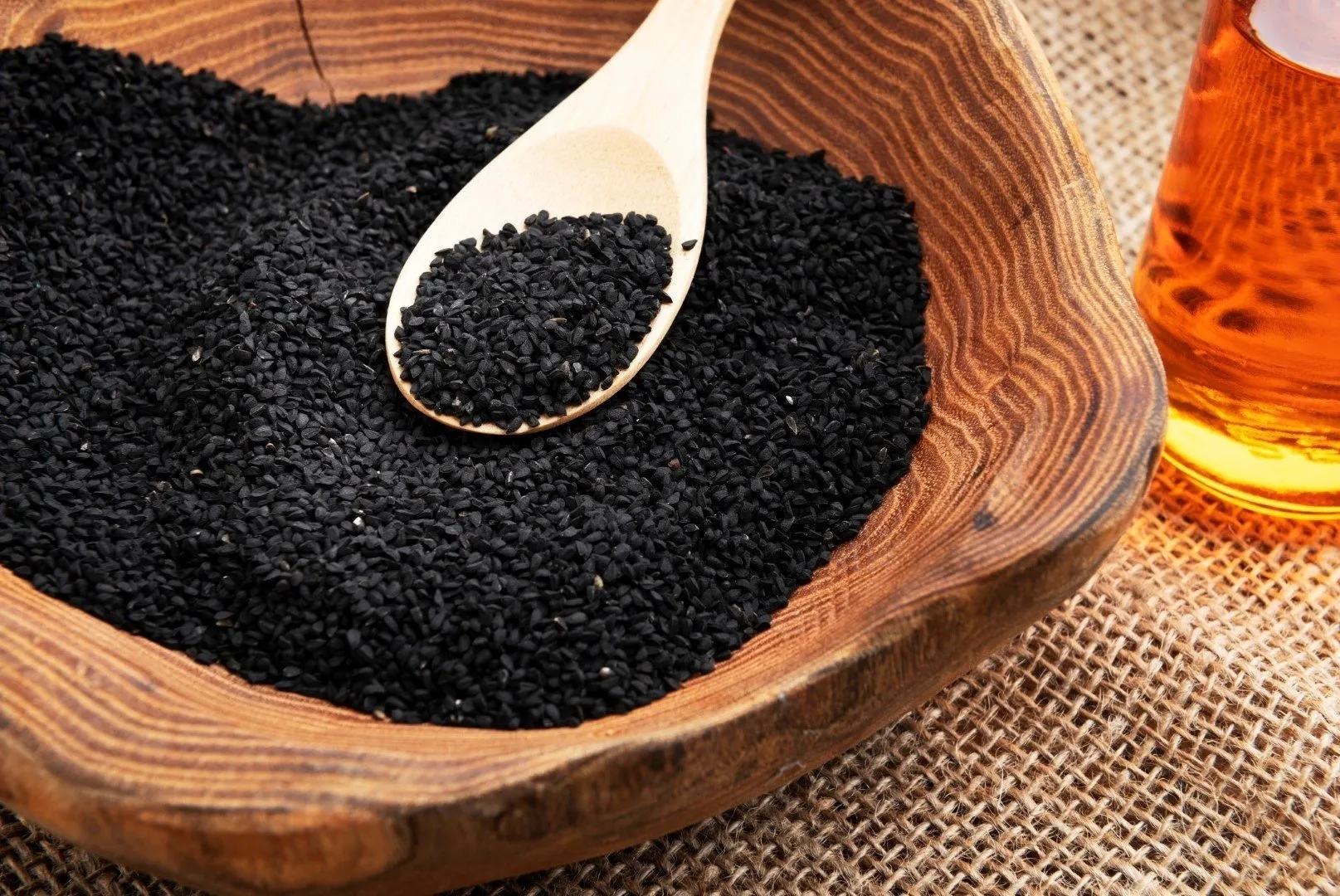 Мед масло тмина. Черный тмин Black Seed Oil. Семена черного тмина. Black cumin Seeds. Nigella Sativa.