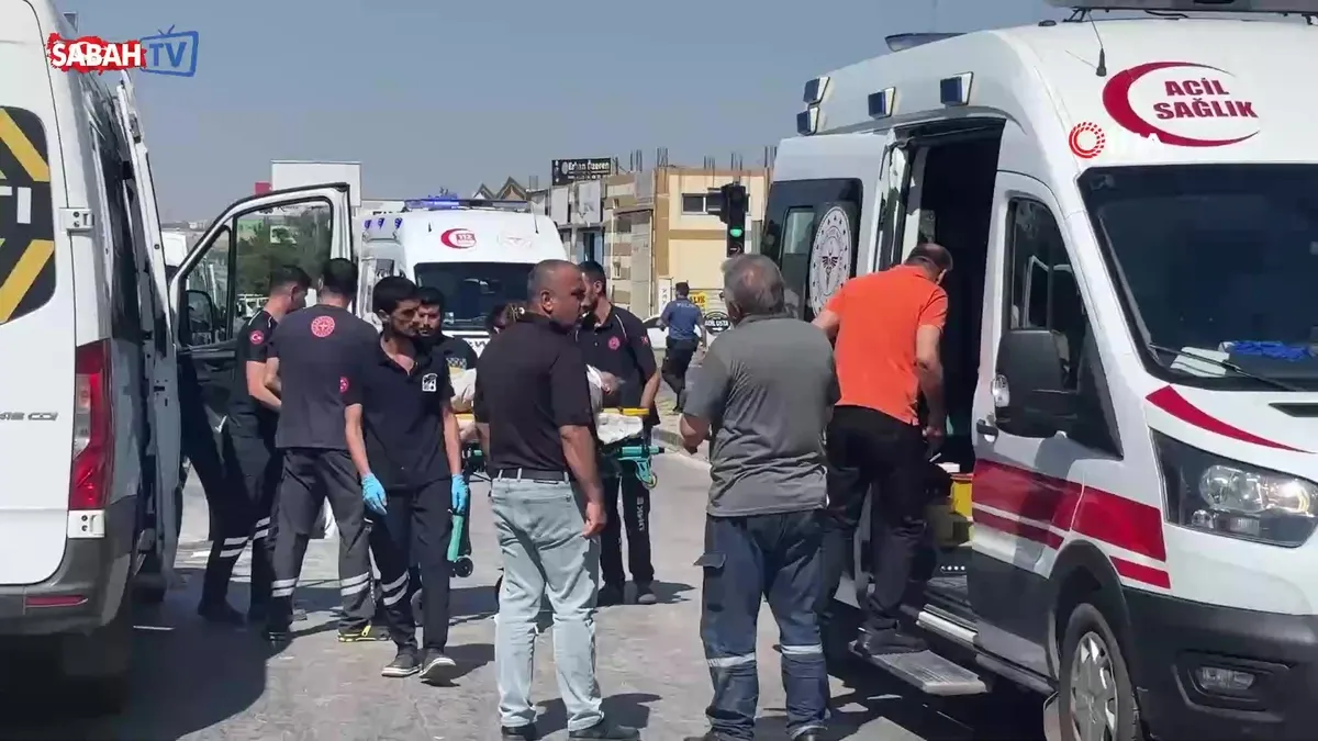 Gaziantep’te işçi servisi tıra çarptı: 11 yaralı | Video videosunu izle Gaziantep’te işçi servisi tıra çarptı: 11 yaralı | Video videosunu izle