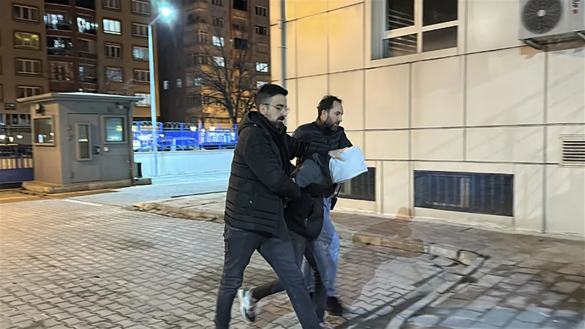 Darp edip sosyal medyada paylaştı: 17 yaşındaki şahıs kıskıvrak yakalandı! Darp edip sosyal medyada paylaştı: 17 yaşındaki şahıs kıskıvrak yakalandı!